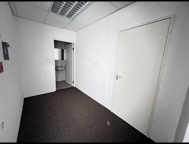 110M² OFFICE TO LET IN SEA POINT